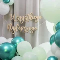 Drewniana girlanda Wszystkiego Najlepszego na tle balonów w odcieniach zieleni i bieli.