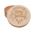 Otwarty drewniany pojemnik z grawerem Merry Christmas na wieczku, upominek świąteczny.