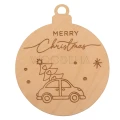 Bombka Merry Christmas ze sklejki brzozowej z grawerunkiem auta z choinką i napisem Merry Christmas.