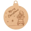 Drewniana bombka dekoracyjna z samochodem. Samochód z prezentami i choinką na tle napisu Merry Christmas. Ozdoba ze sklejki brzozowej.
