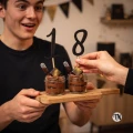 Drewniana cyfra 8 na tort