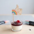 Drewniny Topper piker Lubie to - dłoń z kciukiem do góry na deserek
