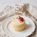 Drewniany mini Topper piker 30 z tortem na deserek