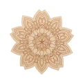 Drewniana podstawka z mandalą w kształcie kwiatu. Mandala do kolorowania.