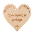 Drewniana zawieszka na znicz w kształcie serca z grawerem gałązek, krzyżem i napisem Spoczywaj w pokoju.