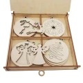 pudełko drewniane  z zawieszkami bożonarodzeniowymi - 24 szt. w pudełku
