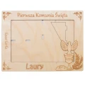 Drewniana ramka personalizowana na Komunię Świętą dla Laury z grawerem gołębua, kielicha i datą.