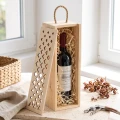 Drewniana skrzynka na wino z ażurową zasuwką