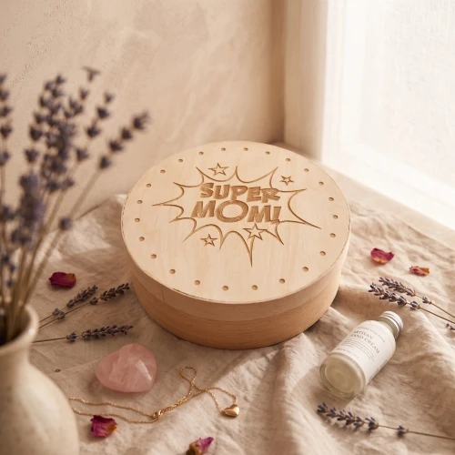 Round box with lid - wooden engraved box for Mother's Day
