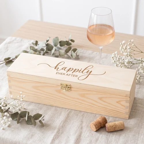 Single wine box with hinged lid - engraved box with wedding pattern