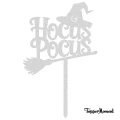 Topper napis "Hocus Pocus" z kapeluszem i miotłą czarownicy