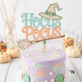 Topper napis "Hocus Pocus" z kapeluszem i miotłą czarownicy kolorowy