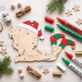 Drewniany elf - ozdoba bożonarodzeniowa