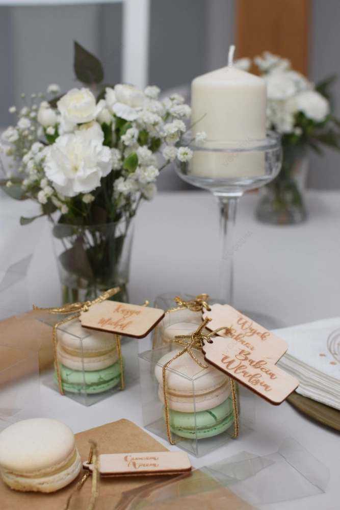 Drewniane winietki na przyjęcie komunijne