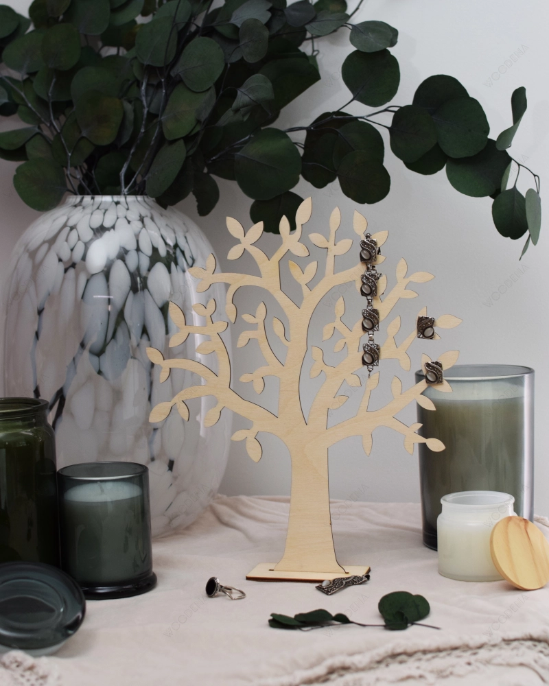 Drewniany ekspozytor na biżuterię