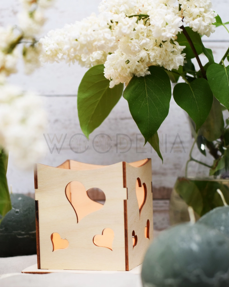 Drewniany lampion z sercami