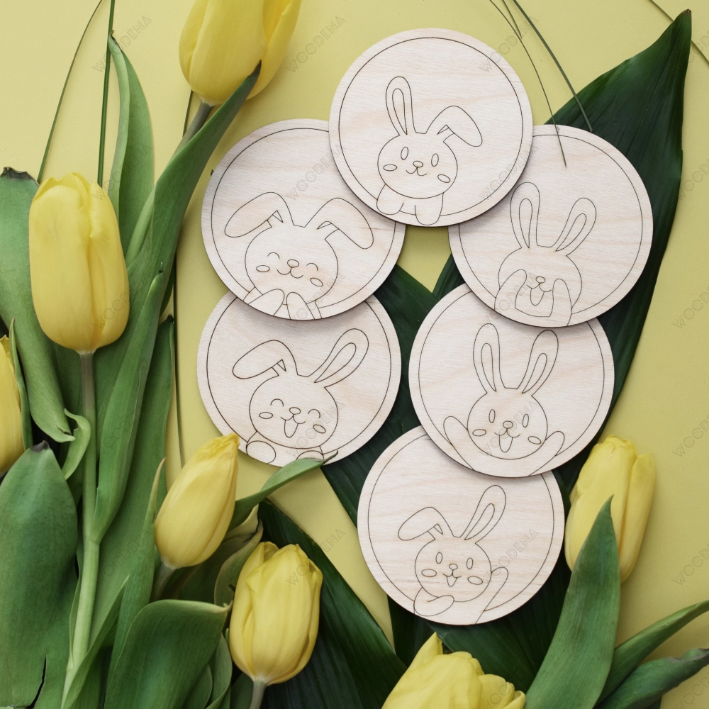 Drewniana podstawki pod kubek na stół wielkanocny