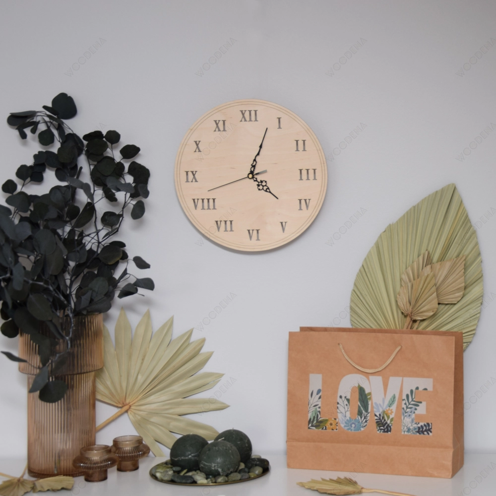 Klasyczny zegar na ścianę z drewna